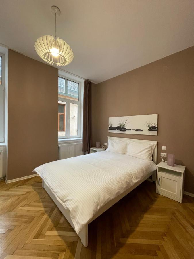 Schei Central Studios In The Heart Of Брашов Экстерьер фото